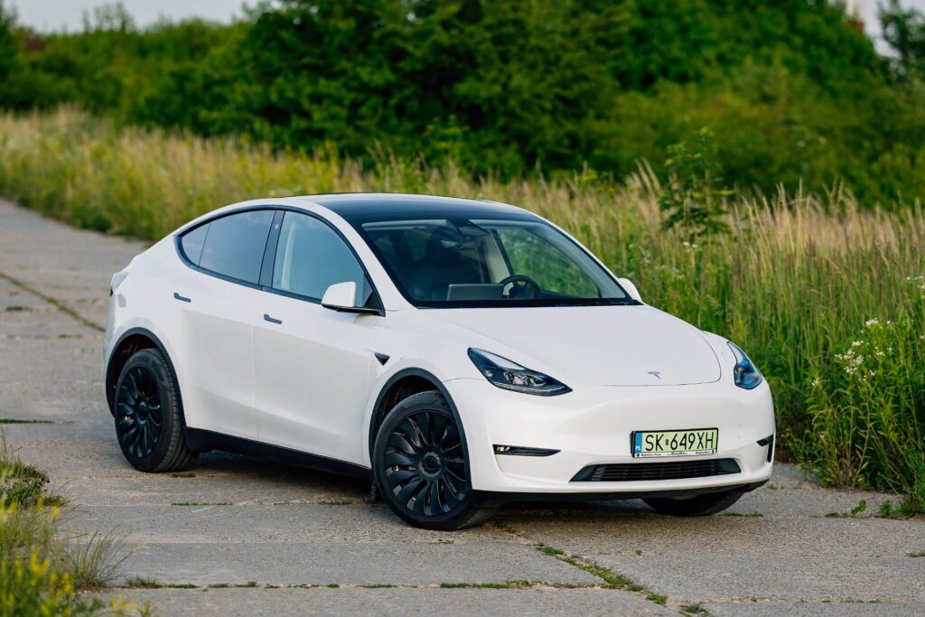 Tesla Model Y AWD – White Long Range