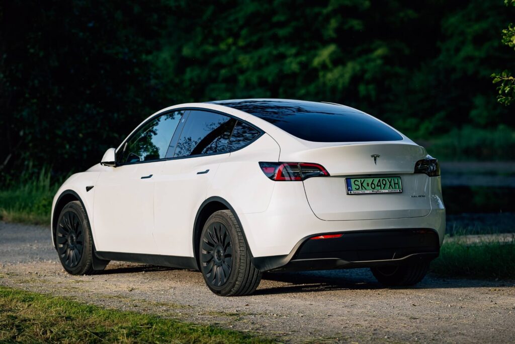 Tesla Model Y AWD – White Long Range