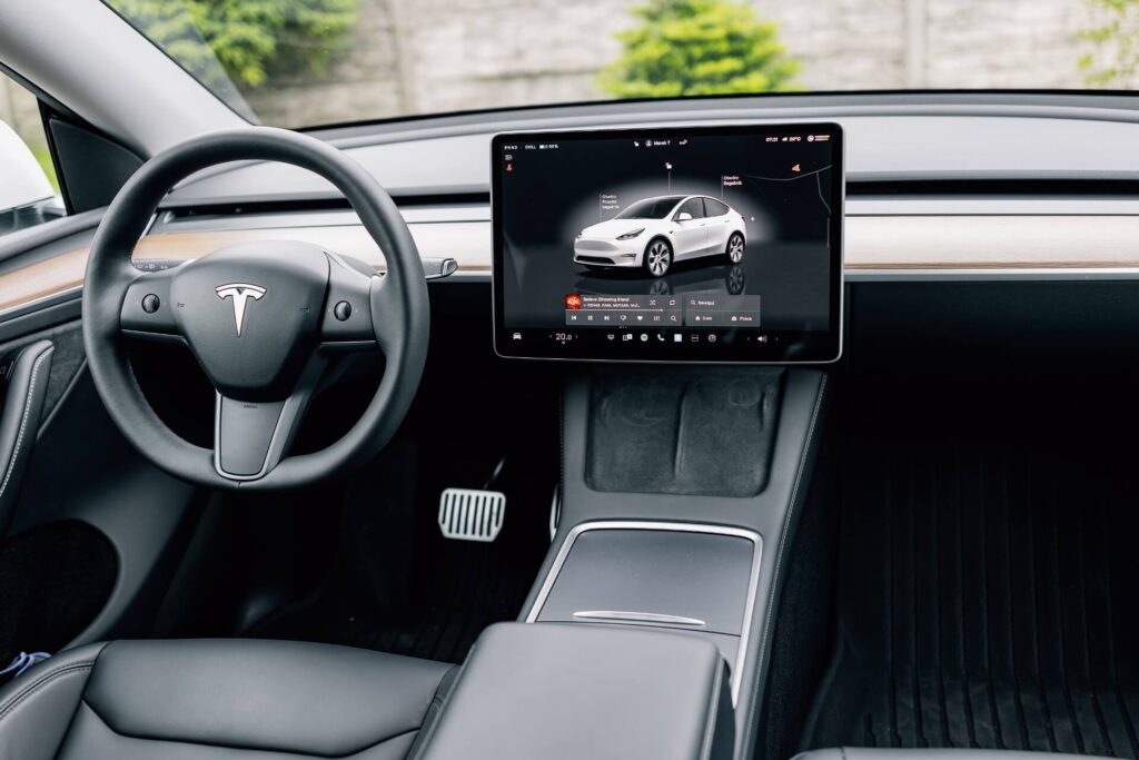 Tesla Model Y AWD – White Long Range