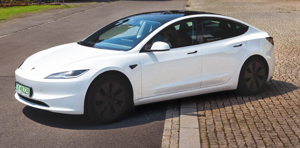 Tesla do ślubu, Tesla 3 Highland wynajem okolicznościowy z kierowcą